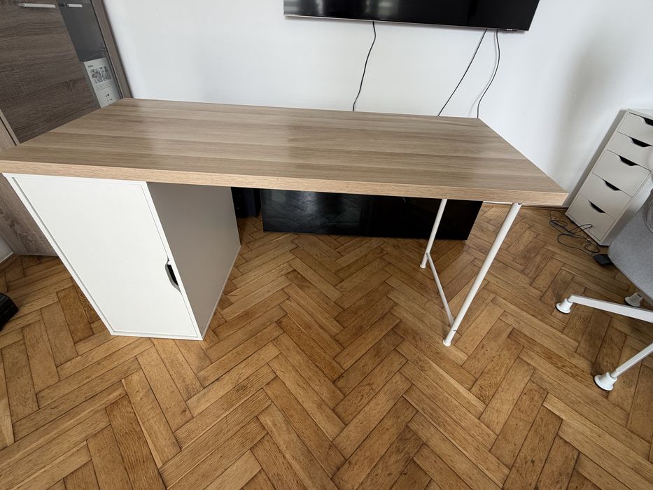 Biurko Ikea biale z jasno brazowym blatem 140x60