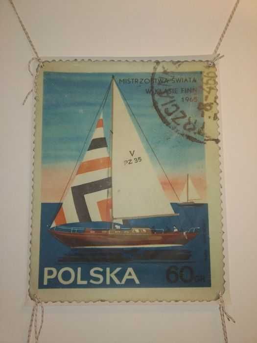 Decoração quarto de rapaz com almofadas, quadros, molduras, posters