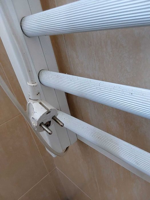 Aquecedor de toalhas elétrico em bom estado