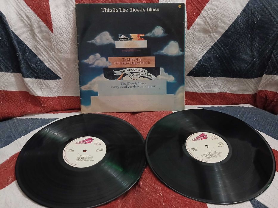 Disco Duplo em Vinil LP dos MOODY BLUES ( This is The Moody Blues ) de 1974. Usado mas em bom estado
