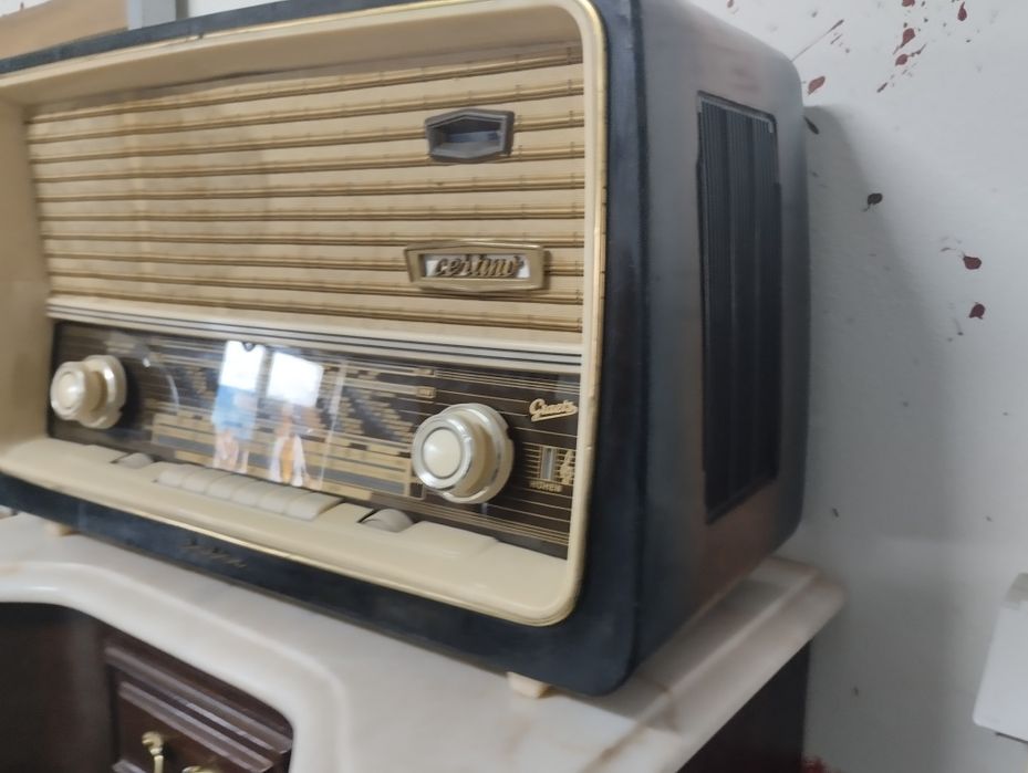 Rádio antigo a funcionar perfeitamente