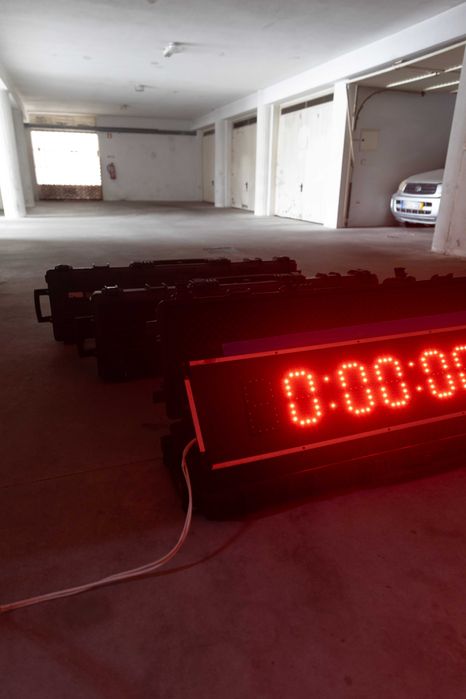 Cronómetros digitais de dupla face 140x34cm