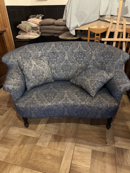 Stylowa sofa dwuosobowa