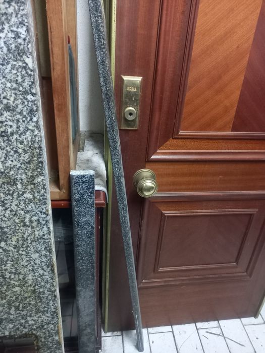 Pedra de cozinha e porta blindado