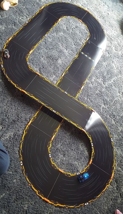 Anki overdrive 2 zestawy wartosc 2500 plus dostkowe autka
