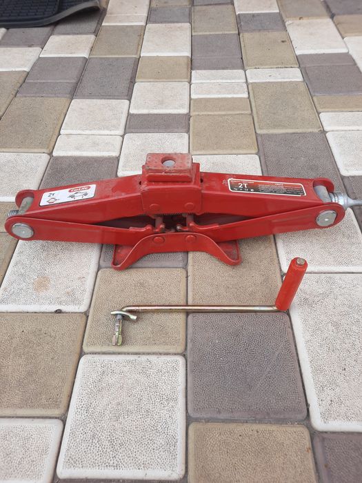 Домкрат 2т хороший