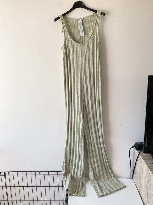 Zara dlugi pistacjowy kombinezon dzianinowy prazkowany