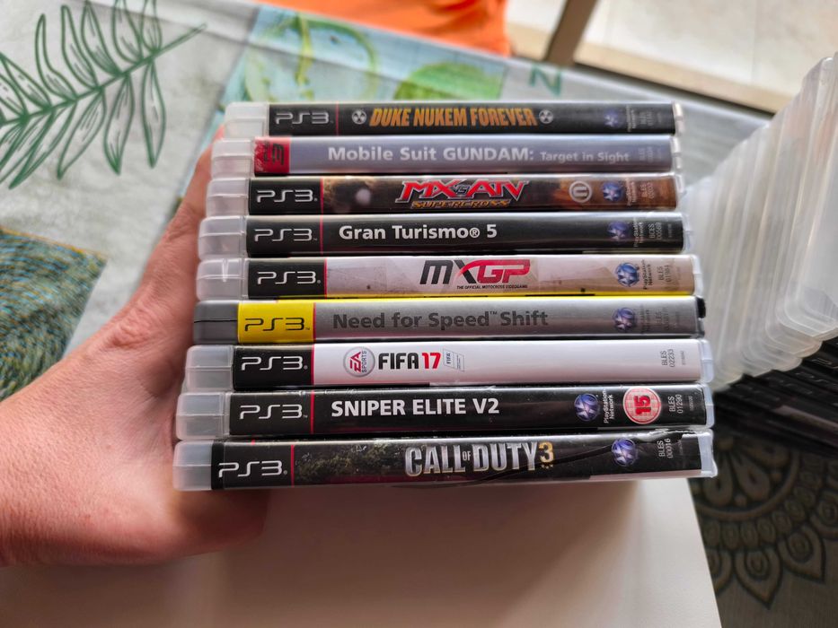 PS3 com comandos e jogos