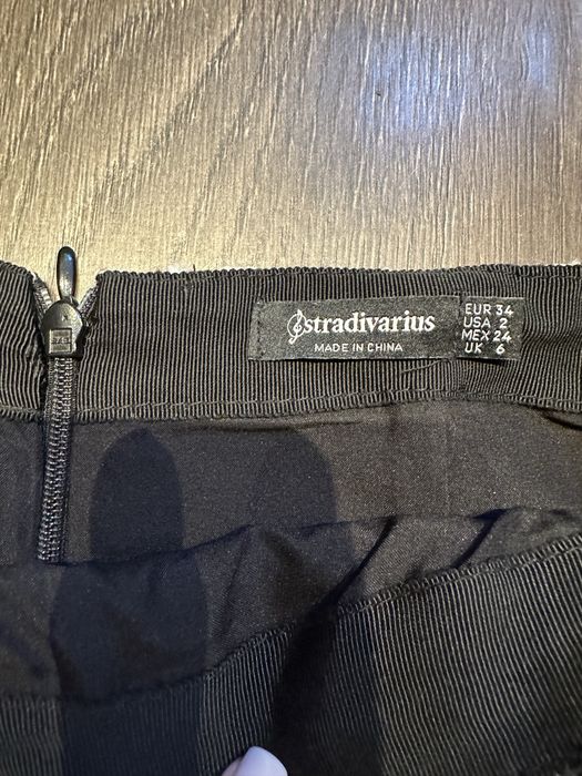 Продаж спідниця юбка бренду Stradivarius розмір 34