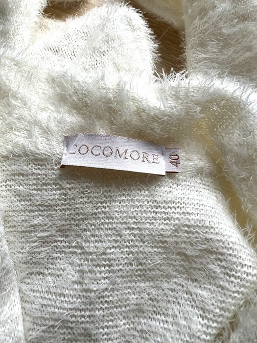 Sweter z dekoltem V futrzany kudłaty elegancki do pracy butik Cocomore