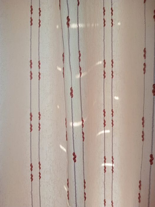 Cortina beje com pequenos detalhes