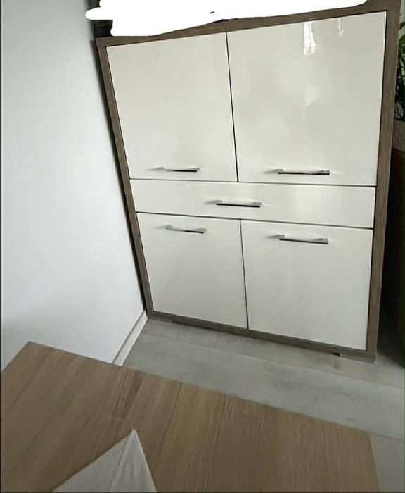 Wysoka komoda / słupek / regał zamykany – stan bardzo dobry