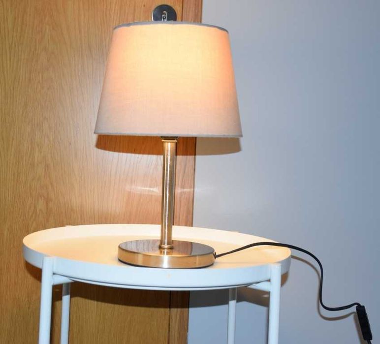 Candeeiro elétrico de mesa, em metal de boa qualidade