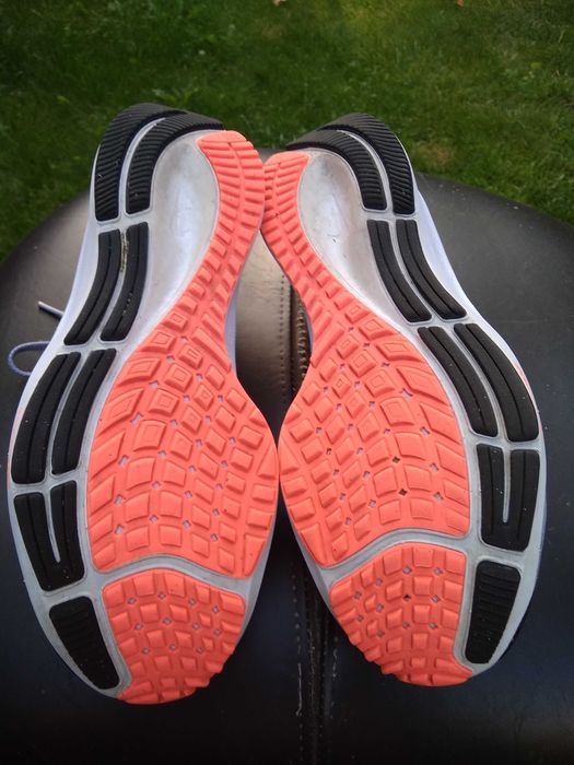 NIKE AIR ZOOM Pegasus biegowe, oddające energię 39