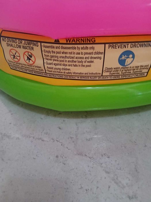 Banheira pequena insuflável de criança