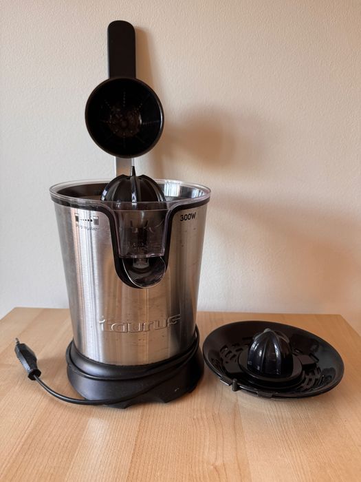 Espremedor elétrico Taurus Easy Press 300, braço de pressão, inox | Taurus Easy Press 300 electric citrus juicer, press arm, stainless steel