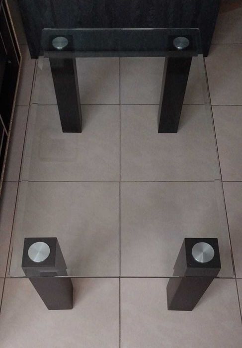 stolik ze szklanym blatem