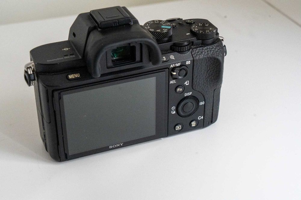 Sony A7-II em bom estado, com comando remoto RMT DSLR-2