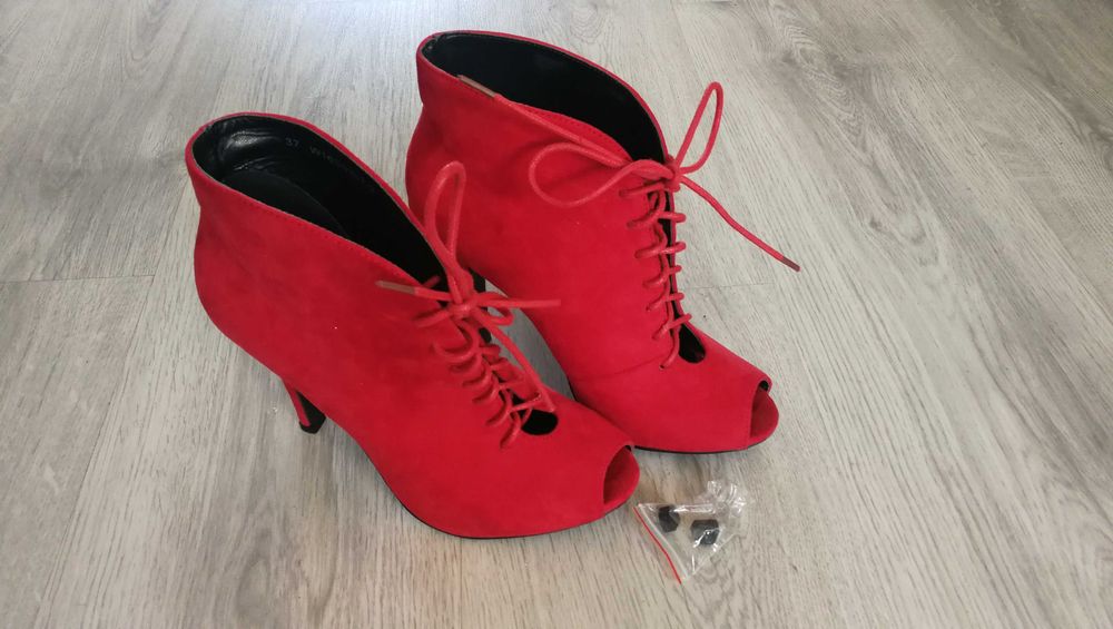 Buty damskie na obcasie.