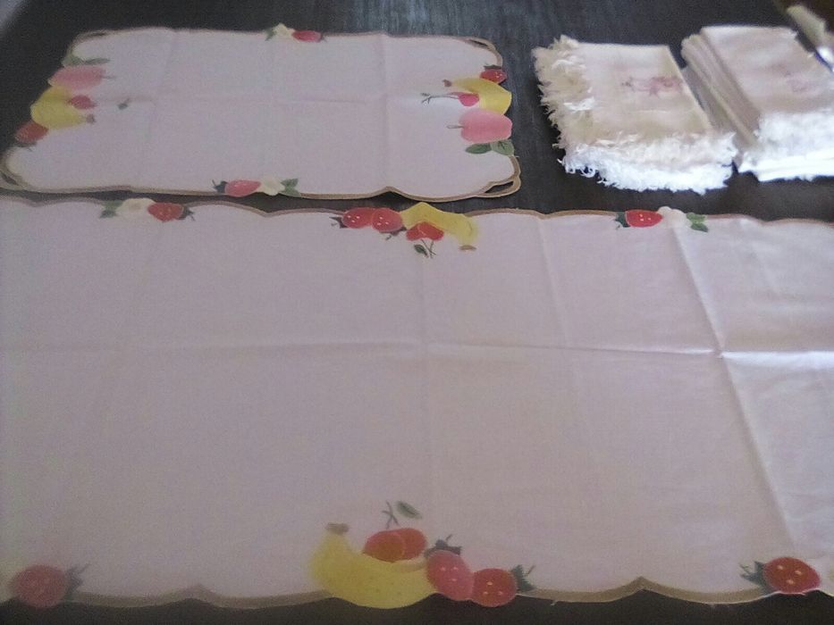 Toalha de chá em linho e dois panos novos em arte aplicada.