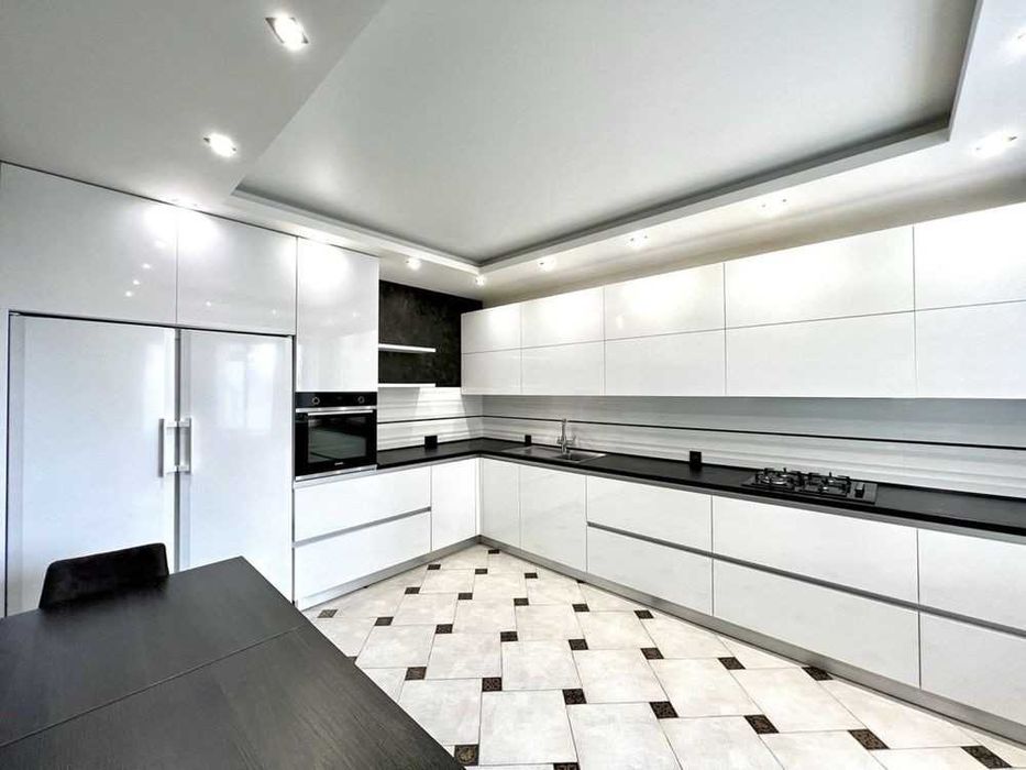 Продам 3 кімнатну квартиру з ремонтом по вул Відінська