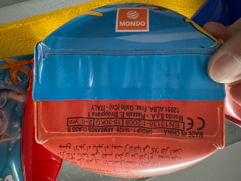 Artigos praia/piscina - colete, braçadeiras e balde (2-6 anos)