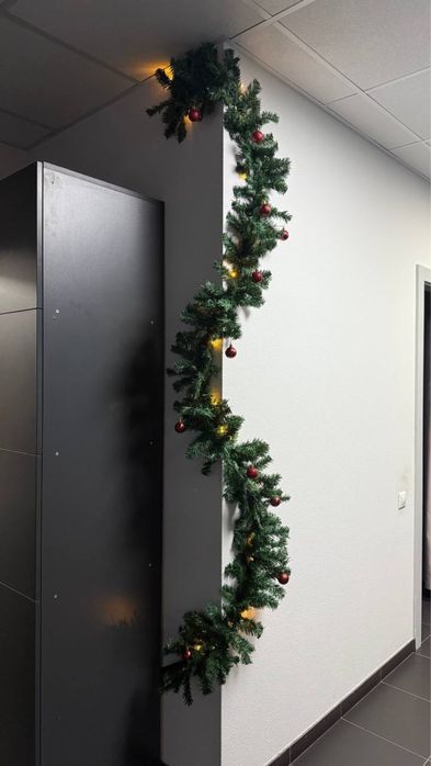 Різдвяна штучна ялинкова гірлянда з підсвіткою — 2,7 м