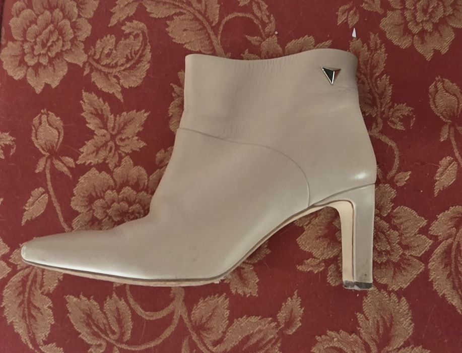 Botins pelo tornozelo em pele com salto, frescos e cómodos.