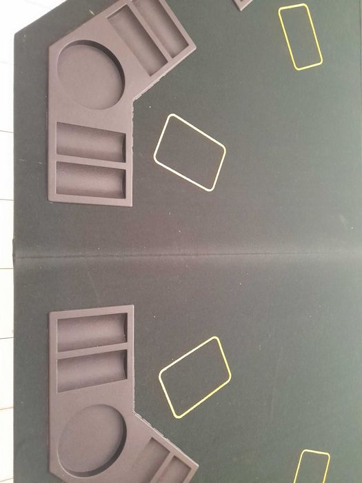 Tabuleiro em MDF ,forrado a felpa verde com 8 lugares de jogo de cartas dobrável em 4 partes.