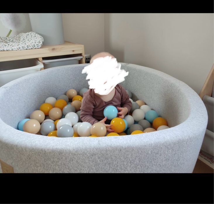 Suchy basen z kulkami