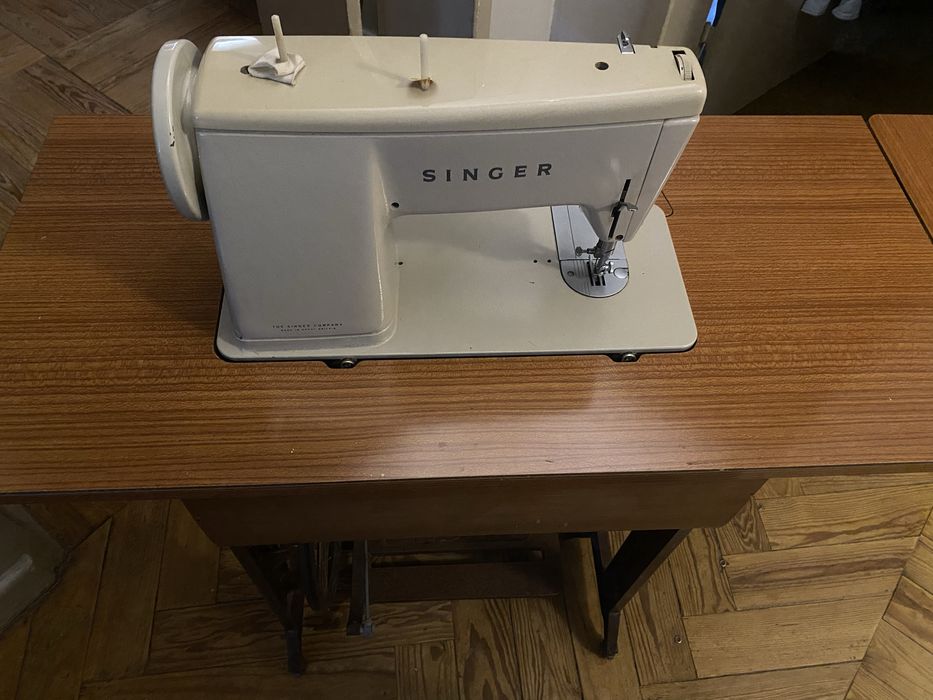 Máquina de Costura Singer 457 com móvel e pedal original