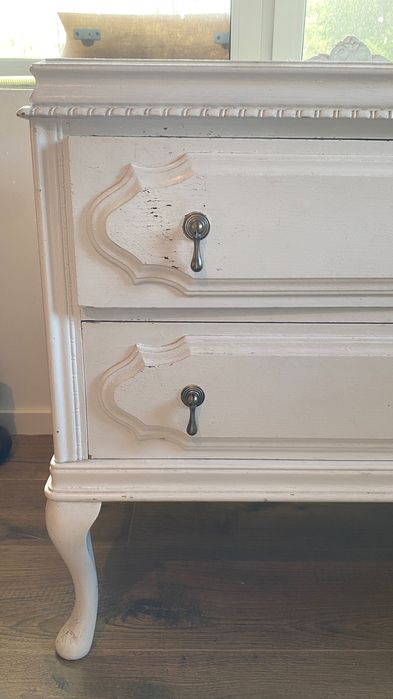 Stylowa komoda biała