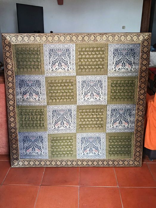 Quadro grande antigo em seda com padrao elefantes origem India
