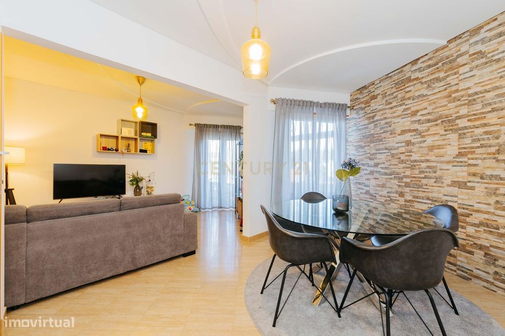 Apartamento T2 totalmente renovado em Campo de Ourique | Varanda | Vis