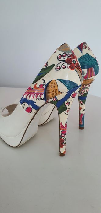 Szpilki korowe platformy lakierowane  kwiaty