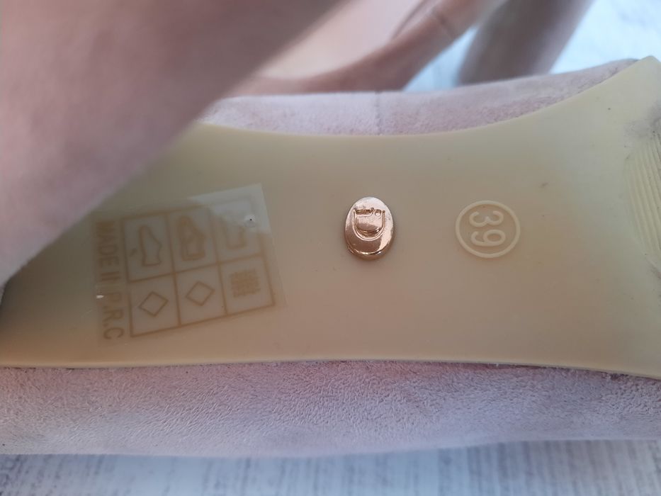 Beżowe czółenka Ideal Shoes na słupku