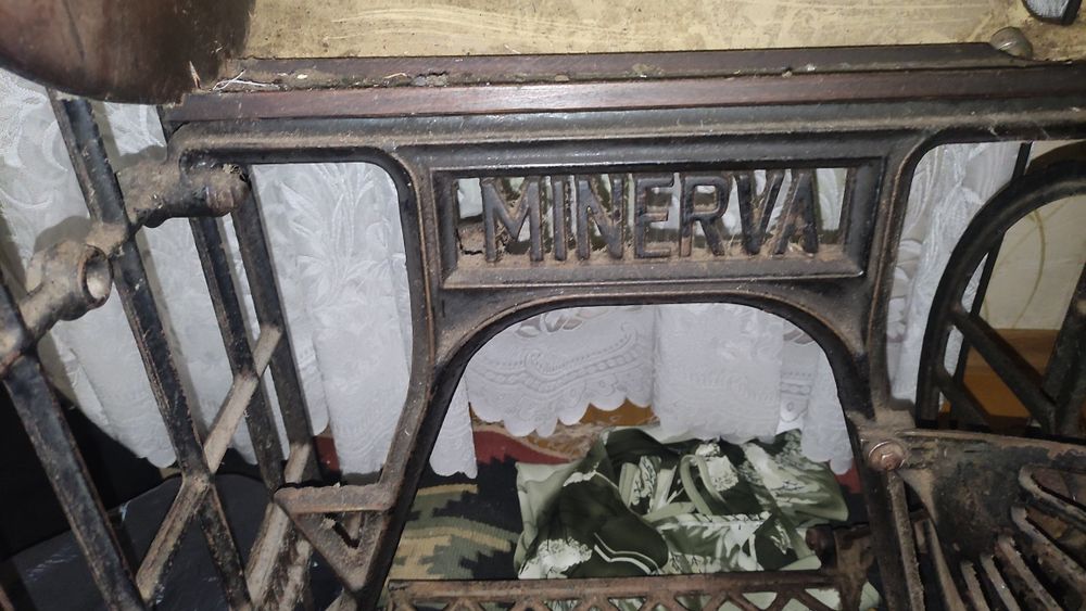 Швейна машинка мінерва