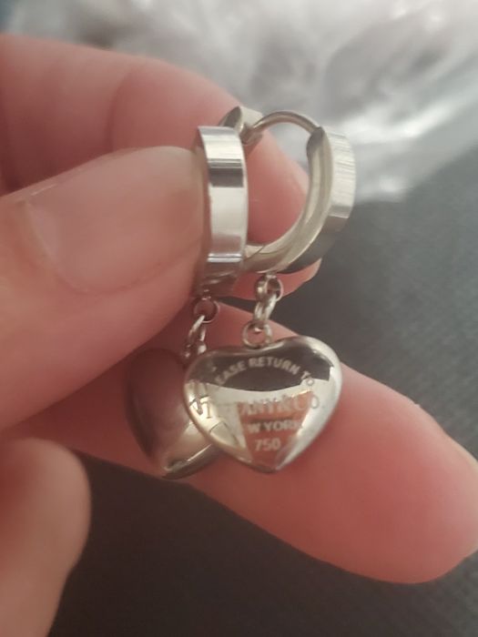 Продам новые золотые серьги проба золота 750