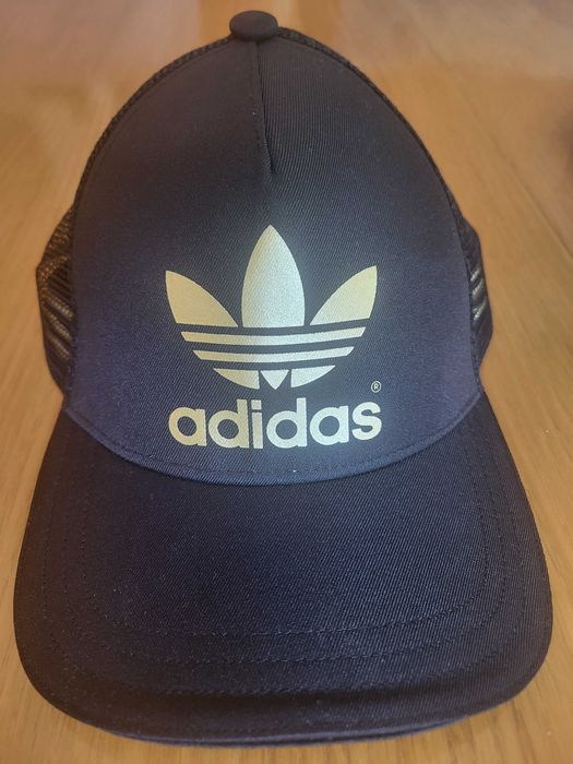 Czapka z daszkiem i złotym napisem adidas
