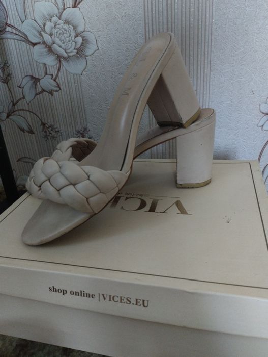 Жіночі шльопанці на каблуку