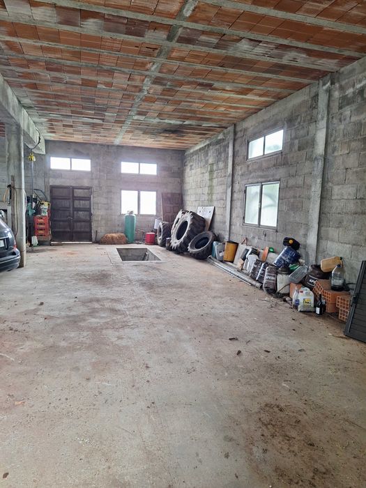 Vende-se Lote para Habitação com garagem feita