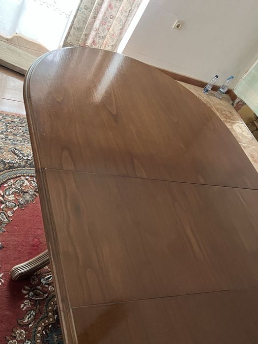 Mesa oval extensivel em madeira