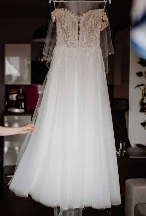 Suknia ślubna z welonem