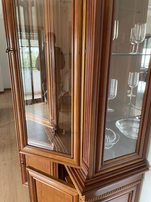 Vitrine / Cristaleira Clássica em Madeira de Cerejeira – Excelente Estado