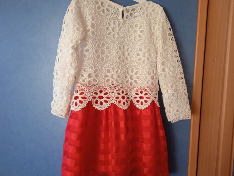 Нарядное платье на 3-5 лет
