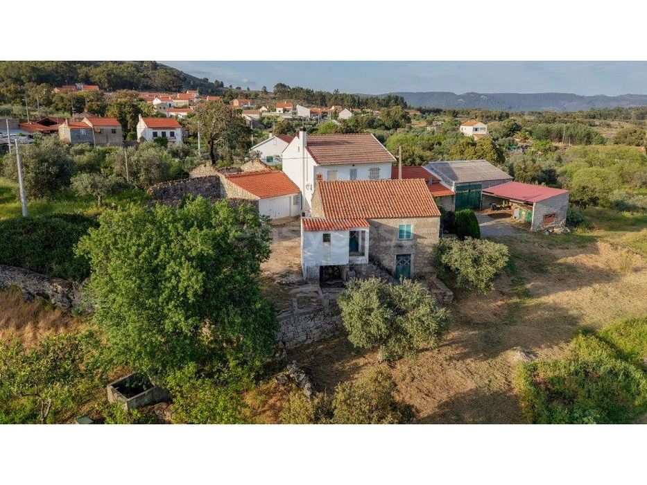 Moradia tradicional com terreno generoso e com vista deslumbrante p...