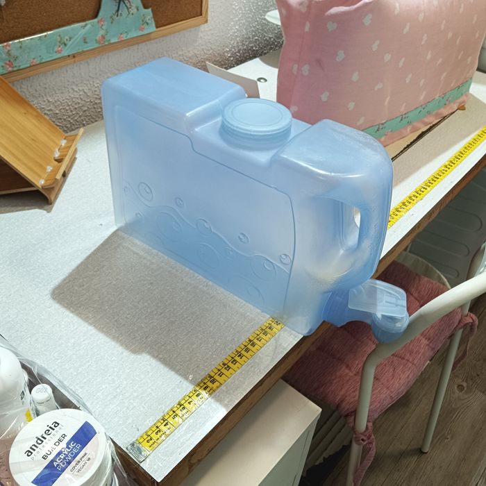 Contentor de água, despensador