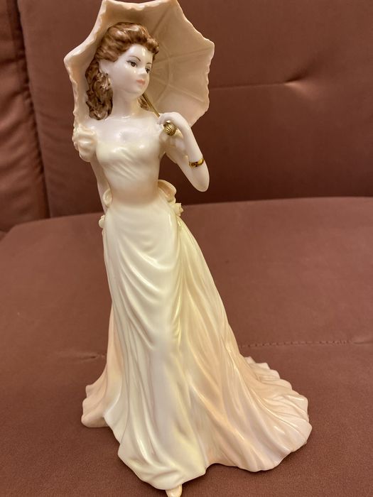 Figurka  Coalport  z parasolką