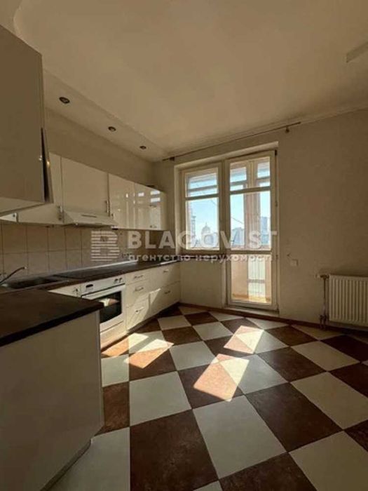 Без% Коновальця 32 б, велика квартира, два рівні