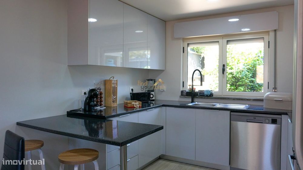 Quintinha Renovada com Terreno de 14.760 m² em Carvalhal, Turquel